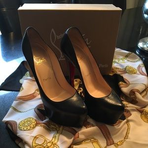 Classic Gently worn Christian Louboutin!🥇