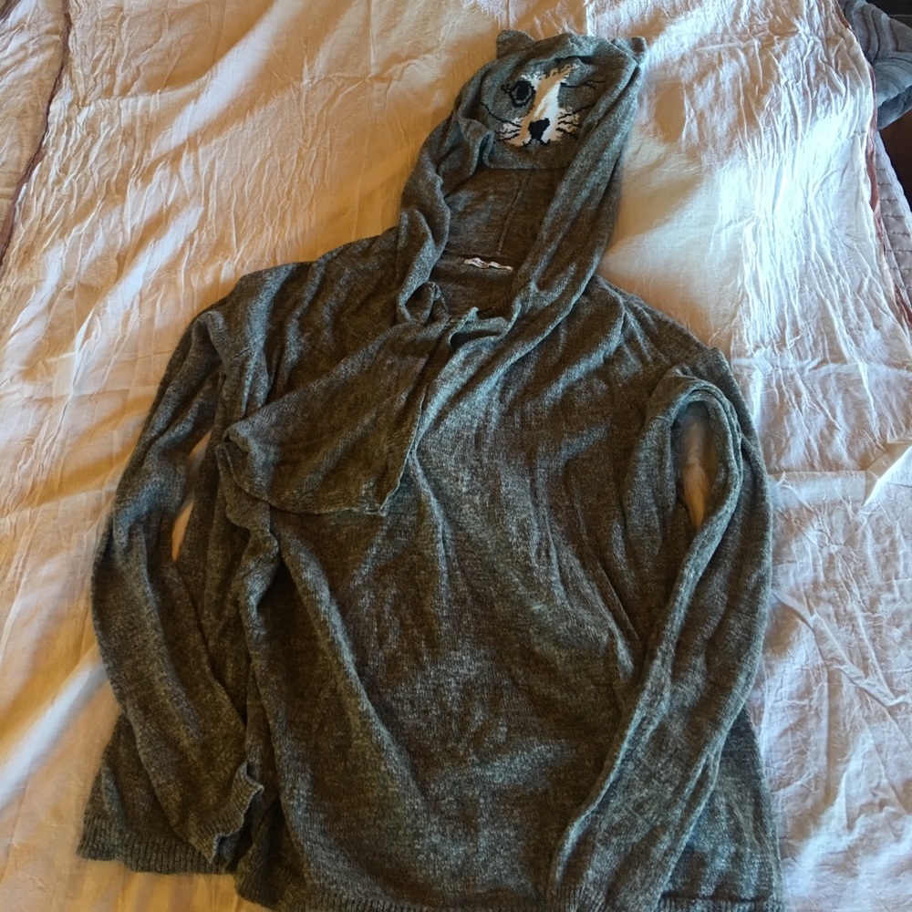 Grey sweater shawl with hood. Cat on the hood.