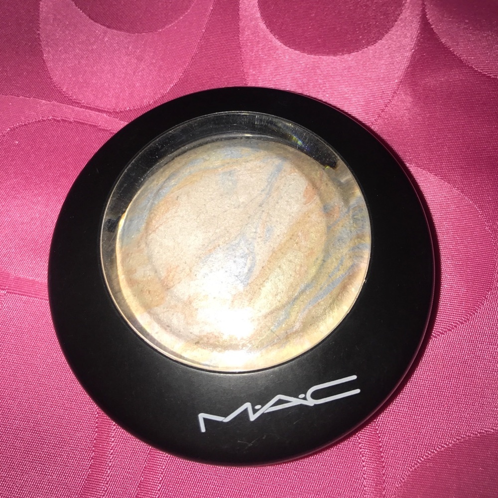 MAC "Lightscapade" mineralize skin finish