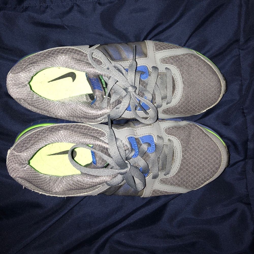 Mens Nike Dual Fusion ST2 athletic shoes