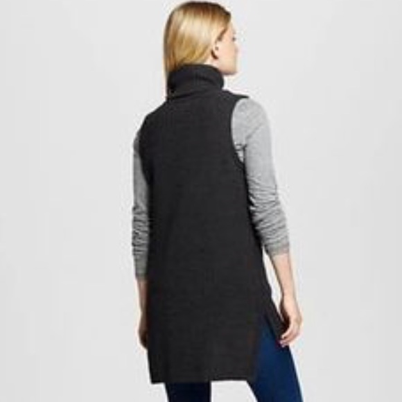 Sleeveless Turtleneck Sweater - Picture 2 of 2