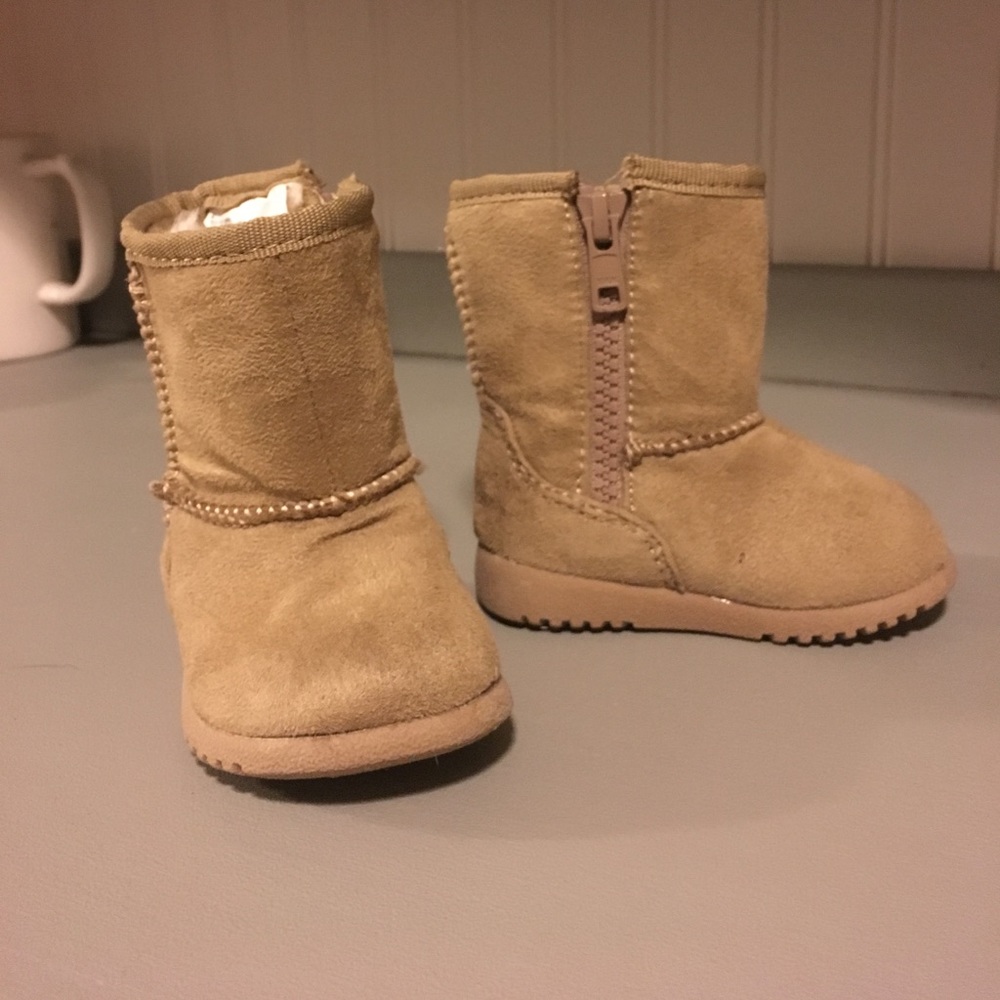 EUC Toddler Infant Size 2 winter boots ugg style