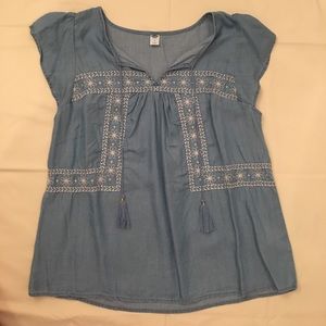💙 NWOT Chambray Embroidered Tassle Top 💙
