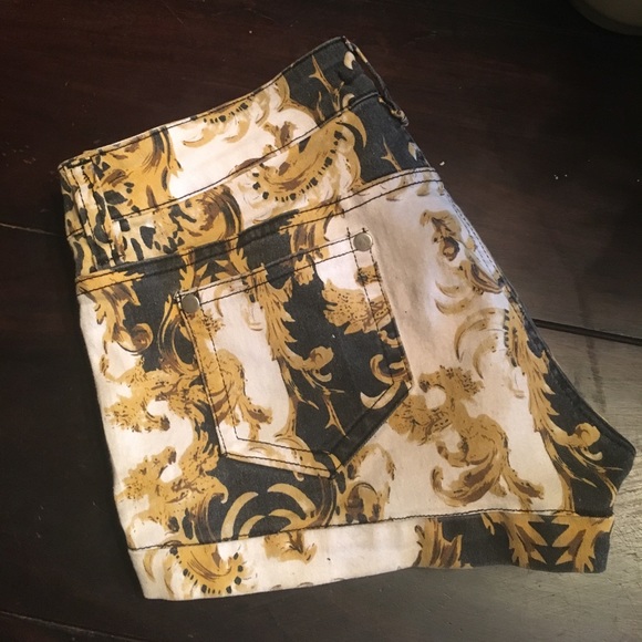 Gold black and white Printed shorts - Picture 1 of 8