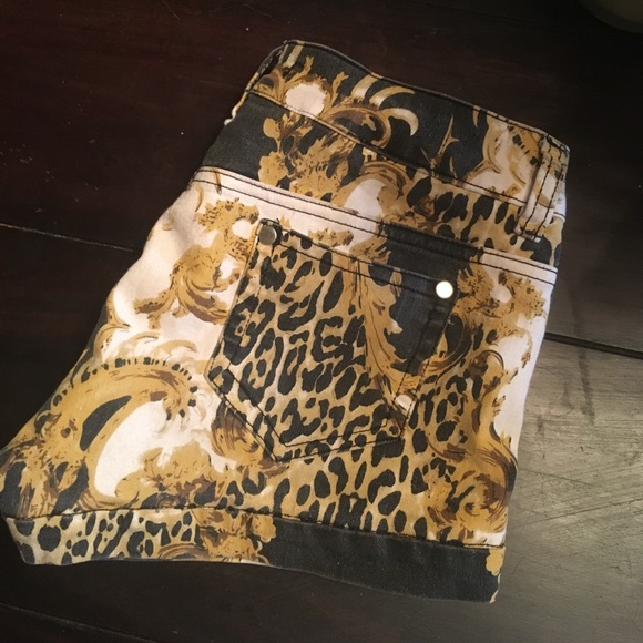 Gold black and white Printed shorts - Picture 2 of 8