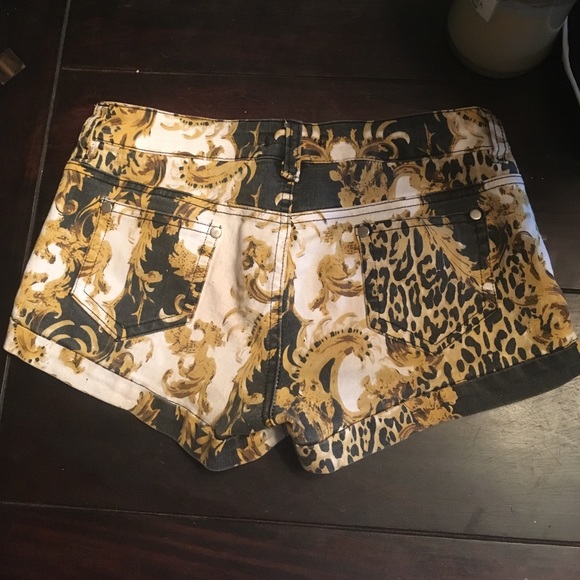 Gold black and white Printed shorts - Picture 3 of 8