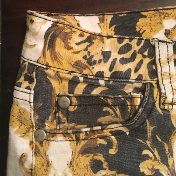 Gold black and white Printed shorts - Picture 5 of 8