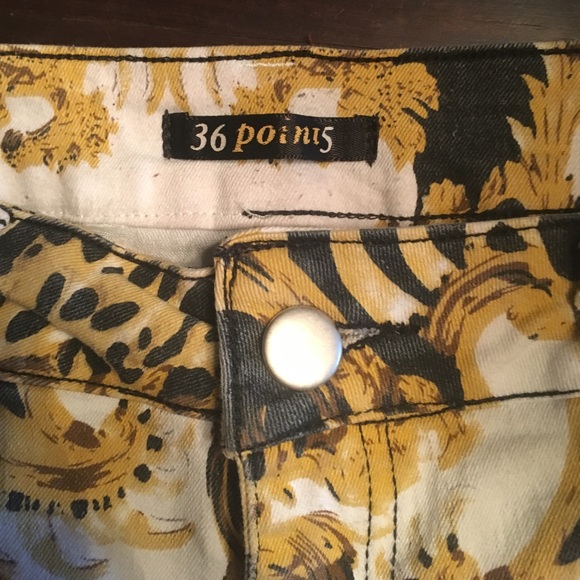 Gold black and white Printed shorts - Picture 6 of 8
