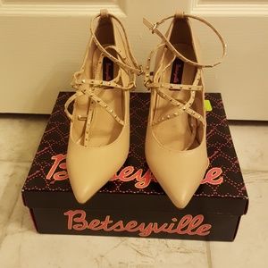 NIB Blush pink stud strap pump