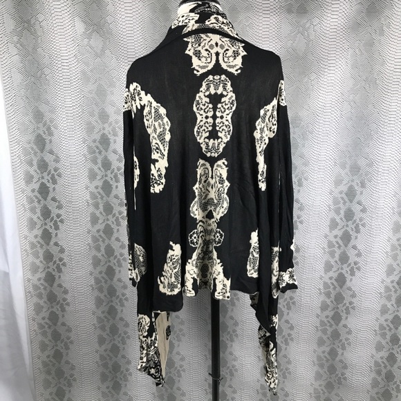 Black Cream Lace Design Open point Cardigan - Picture 3 of 6