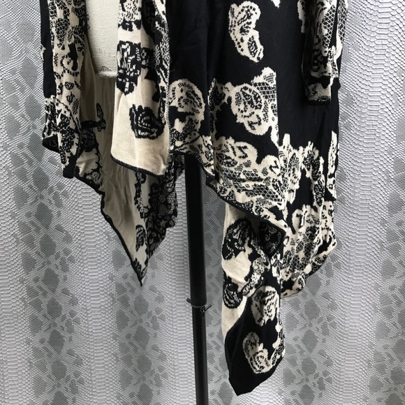 Black Cream Lace Design Open point Cardigan - Picture 4 of 6