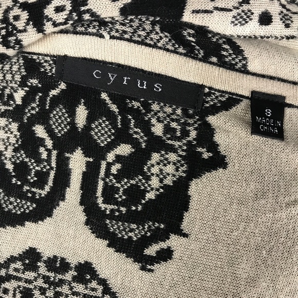 Black Cream Lace Design Open point Cardigan - Picture 5 of 6