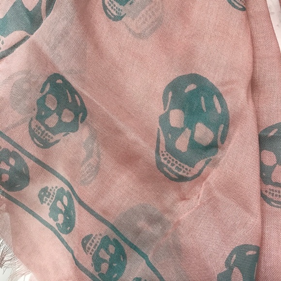 ❌SOLD ❌Brand New Alexander McQueen Skull Scarf - Picture 3 of 8