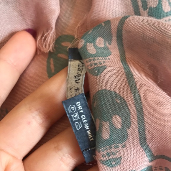 ❌SOLD ❌Brand New Alexander McQueen Skull Scarf - Picture 6 of 8