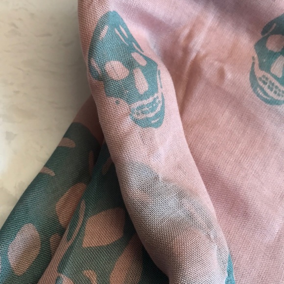 ❌SOLD ❌Brand New Alexander McQueen Skull Scarf - Picture 4 of 8