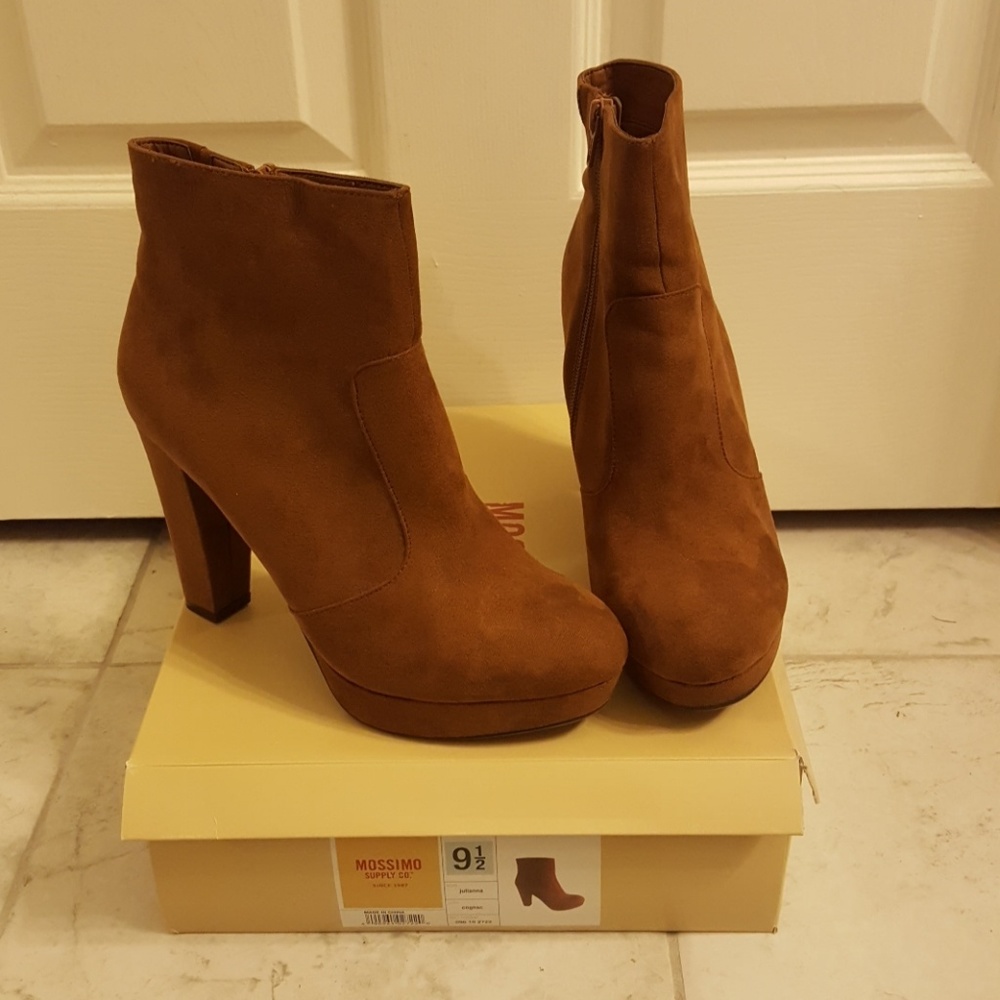 NIB brown faux suede ankle boots