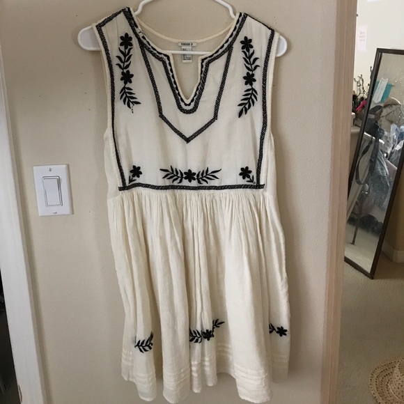 Forever 21 Embroidered Dress - Picture 4 of 6
