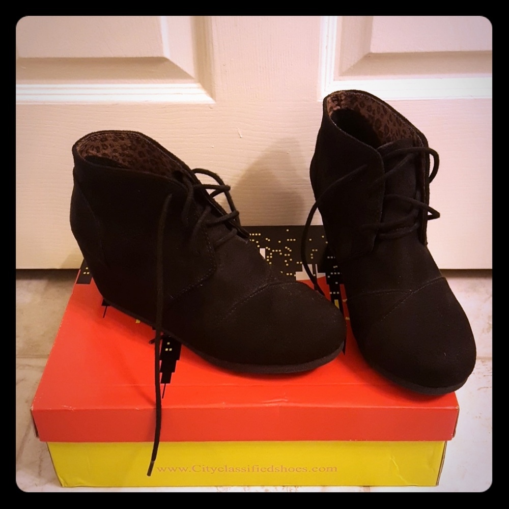 NIB lace up wedge bootie