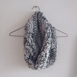 *SOLD* Blue and white Gap knit infinity scarf