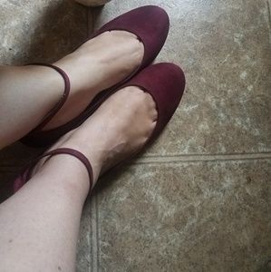 Lillie Flat Burgundy Color