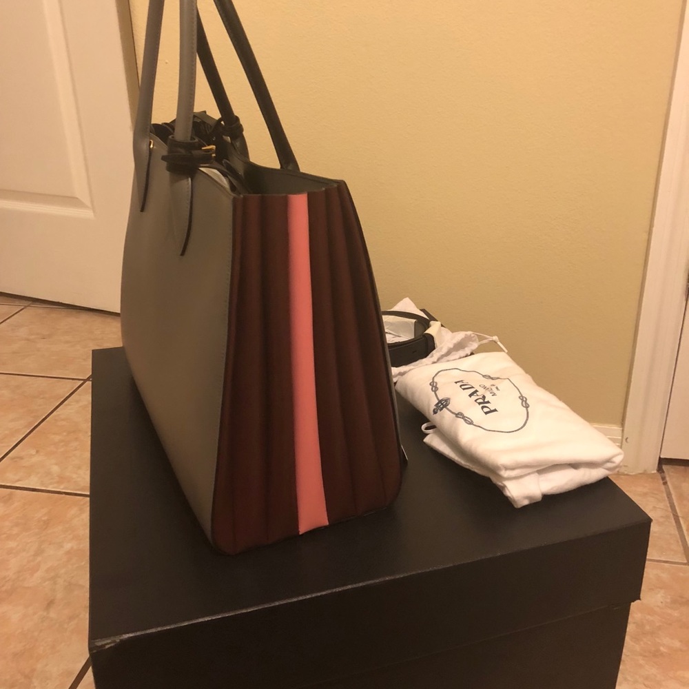 Prada Bibliothèque Bag FW 17 - Picture 6 of 8