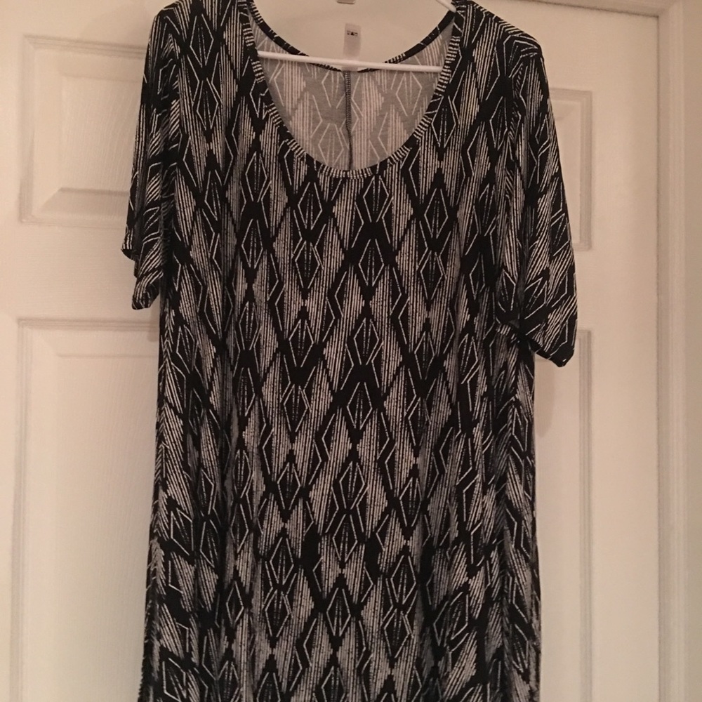 NWOT Lularoe Perfect Tee
