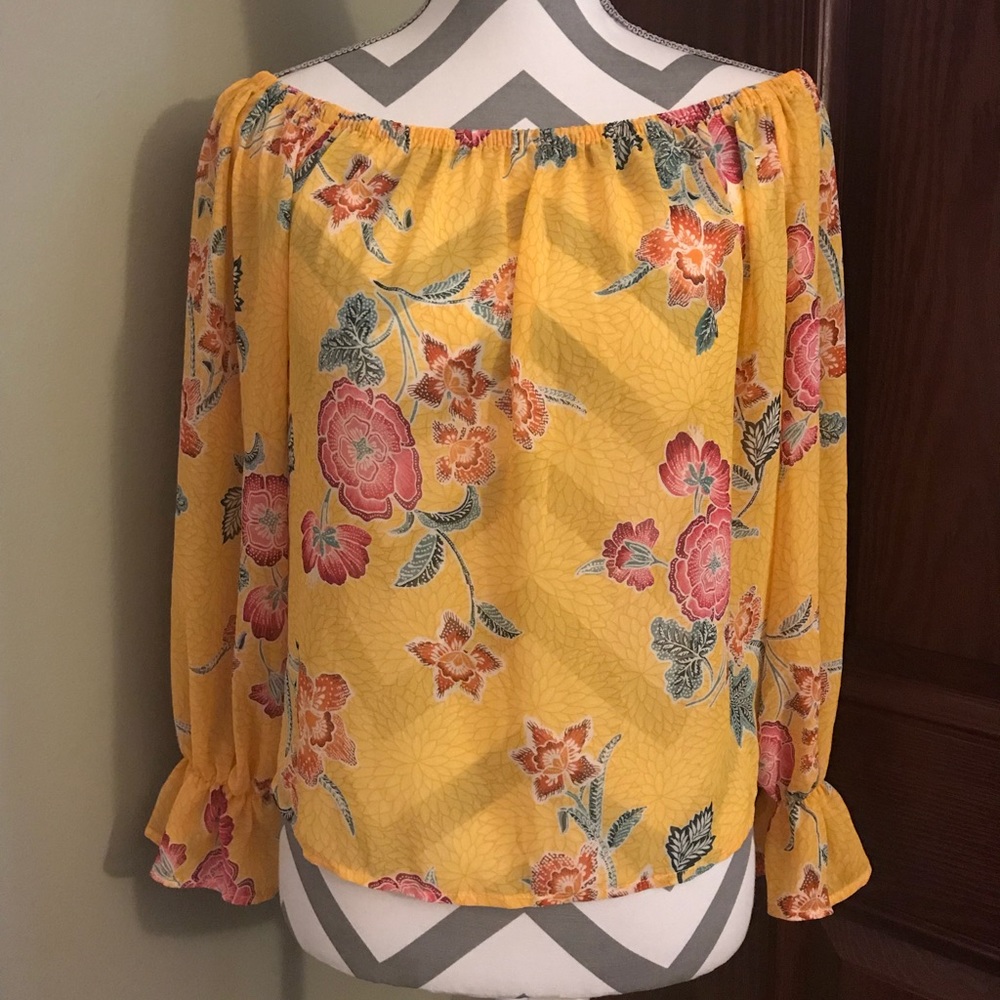 Off shoulders blouse