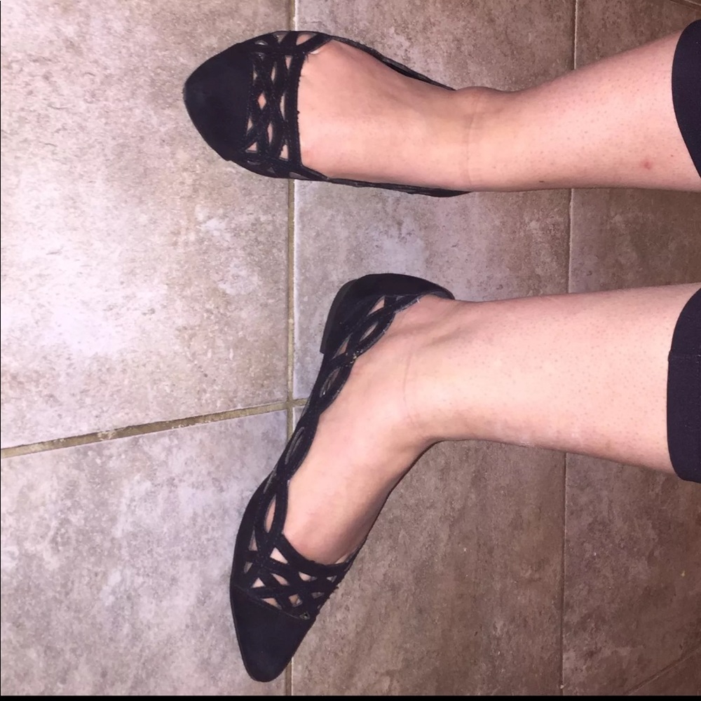 Pointed toe black flats