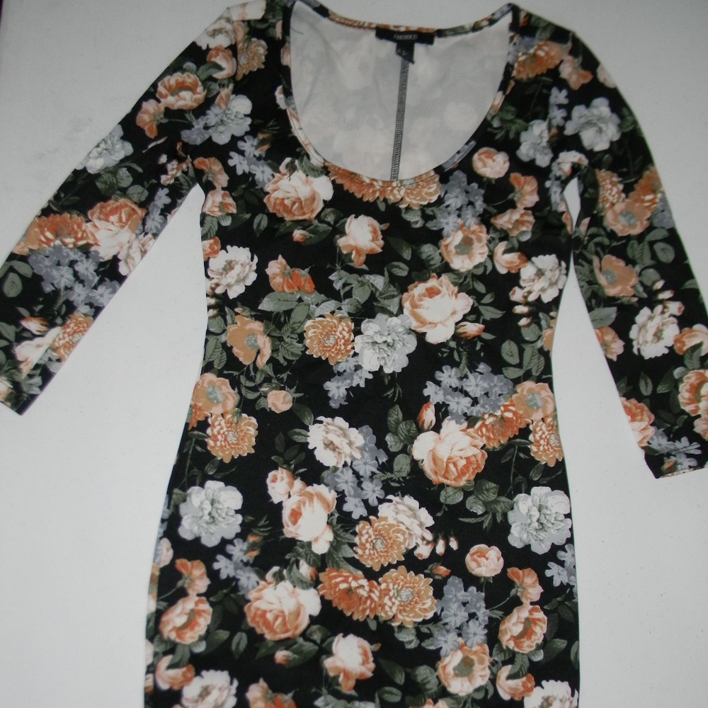 Flowered fitted dress