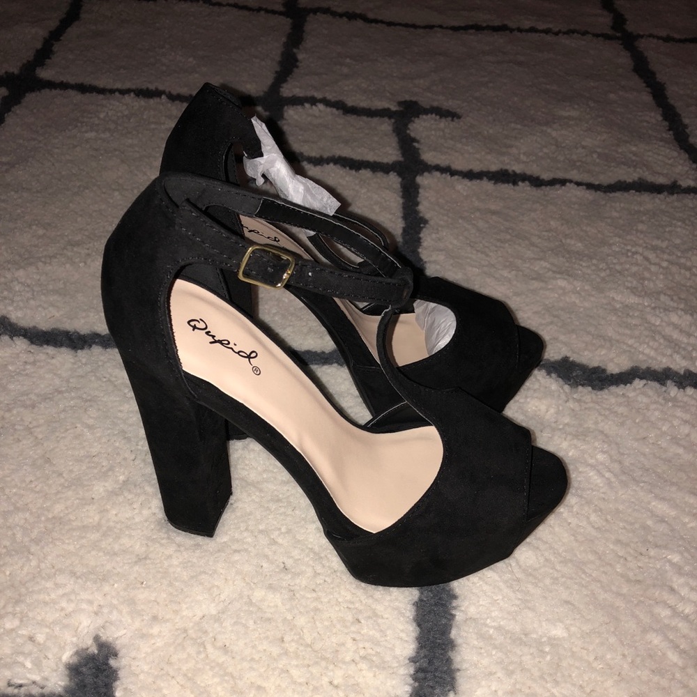 NIB Beautiful Black Suede T-Strap Heels 7