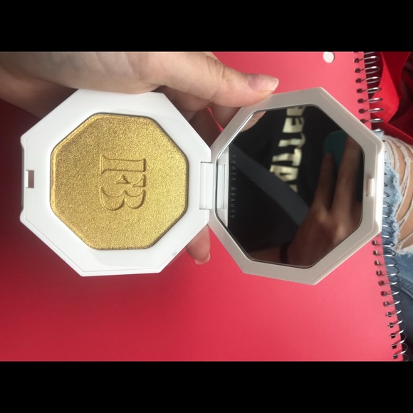 Fenty beauty highlighter! - Picture 4 of 5