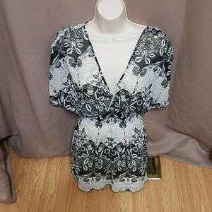 Black & White V neck Shirt size Large