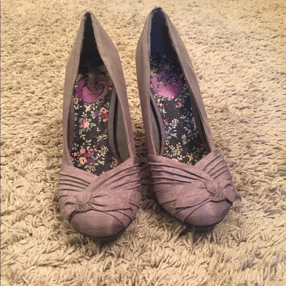 Grey pumps