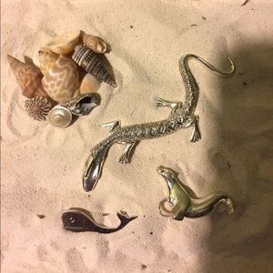 2 silver brooches and silver pendant