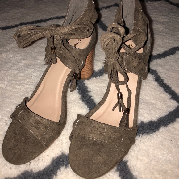 Gorgeous Army Green Suede Strappy Heel 7 - Picture 2 of 6