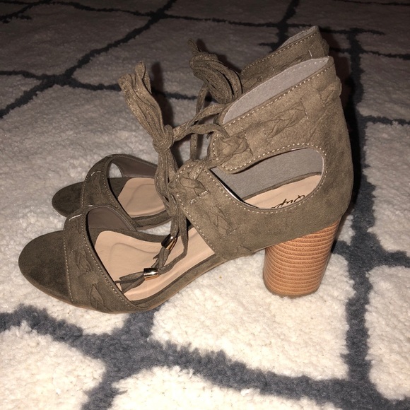Gorgeous Army Green Suede Strappy Heel 7 - Picture 3 of 6