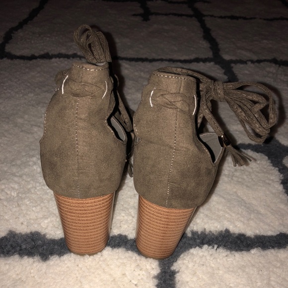 Gorgeous Army Green Suede Strappy Heel 7 - Picture 4 of 6