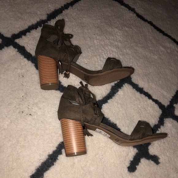 Gorgeous Army Green Suede Strappy Heel 7 - Picture 5 of 6