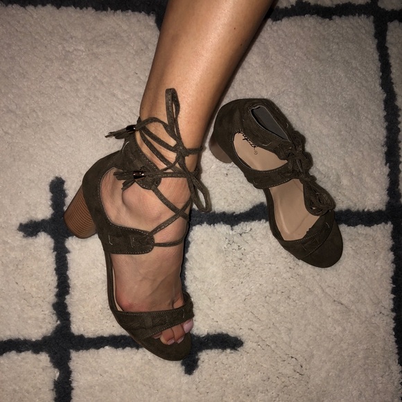 Gorgeous Army Green Suede Strappy Heel 7 - Picture 6 of 6