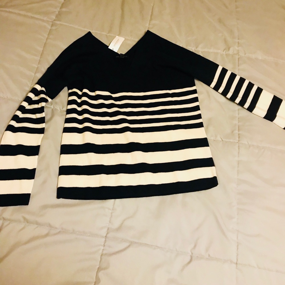 BRAND NEW BANANA REPUBLIC V NECK SWEATER - TAGS ON