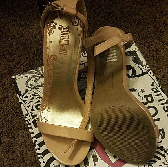 Size 6 heels - Picture 1 of 2
