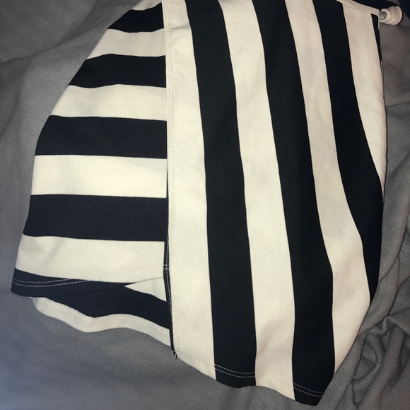 Deep V body con stripped dress - Picture 4 of 6