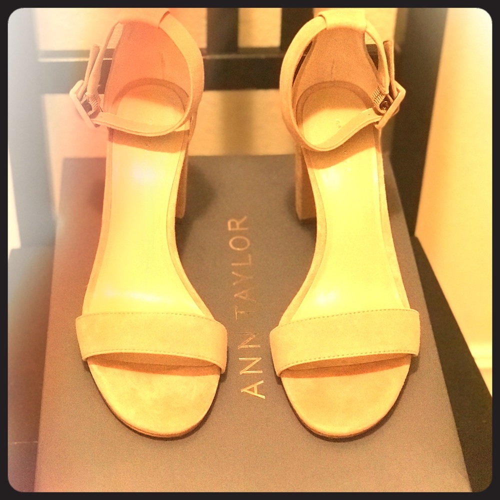ANN TAYLOR SUEDE BLOCK HEEL SANDAL