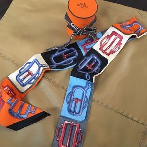 AUTH Hermès Women’s 100% Silk Twilly Scarf