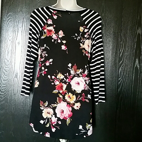 🇺🇸MADE IN USA 🇺🇸 Black floral stripes top - Picture 5 of 7