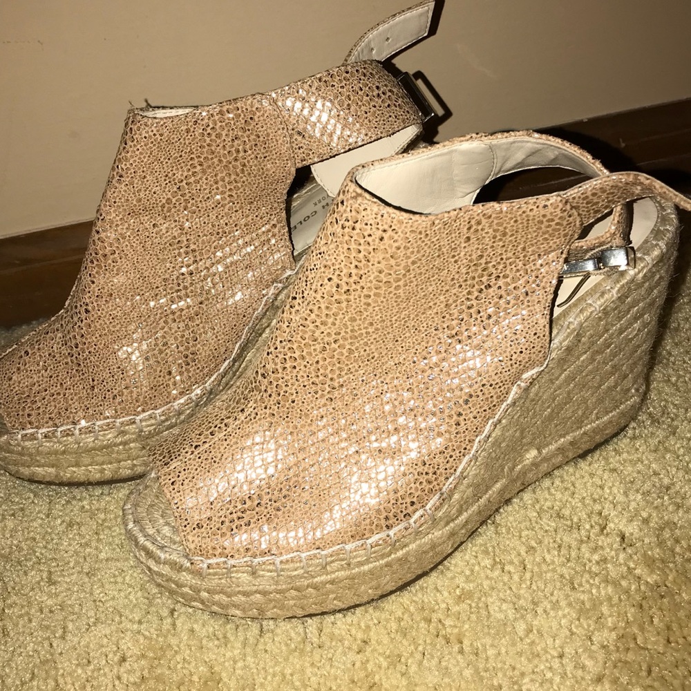 Kenneth Cole gold metallic wedge sz 7.5
