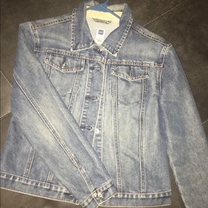 Gap jean jacket! ✌🏻🌻