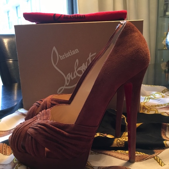 ✨Beautiful Christian Louboutin Platform Pumps✨ - Picture 3 of 6