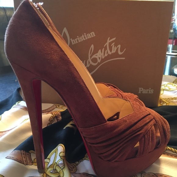 ✨Beautiful Christian Louboutin Platform Pumps✨ - Picture 4 of 6