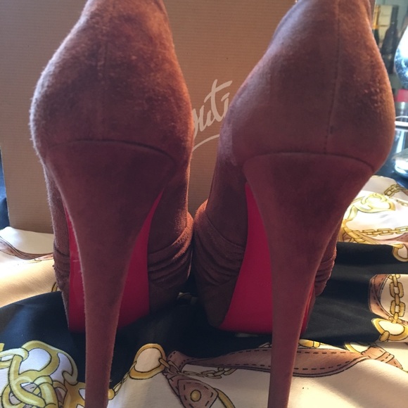 ✨Beautiful Christian Louboutin Platform Pumps✨ - Picture 5 of 6
